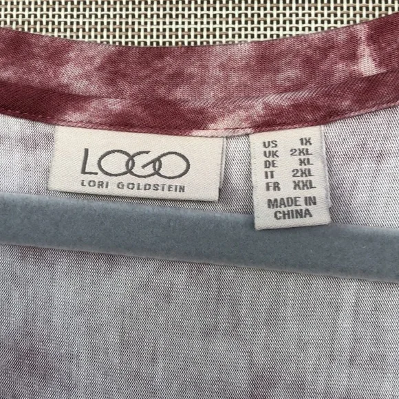 LOGO by Lori Goldstein Printed Swing Top with Lace at Hem 1X - Picture 3 of 9